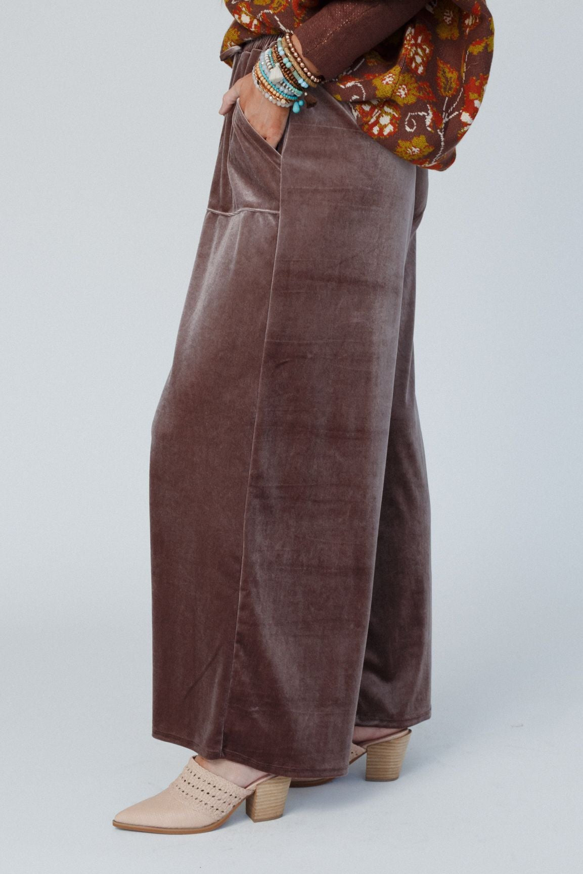 The Nest Relaxing Robin Velvet Wide Leg Pant - Coco